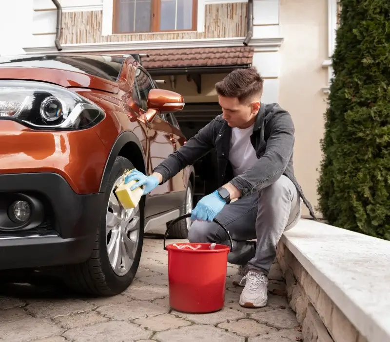Lavage auto à domicile Saint-Pierre-sur-Dropt : professionnel intervenant sur un véhicule